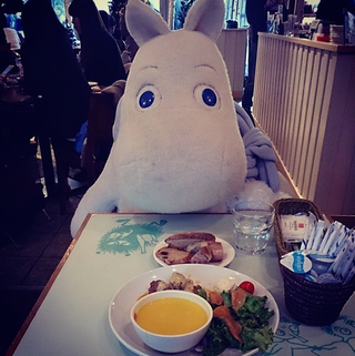 Illustration for article titled This Restaurant in Japan Gives Solo Diners Stuffed Animals for Company